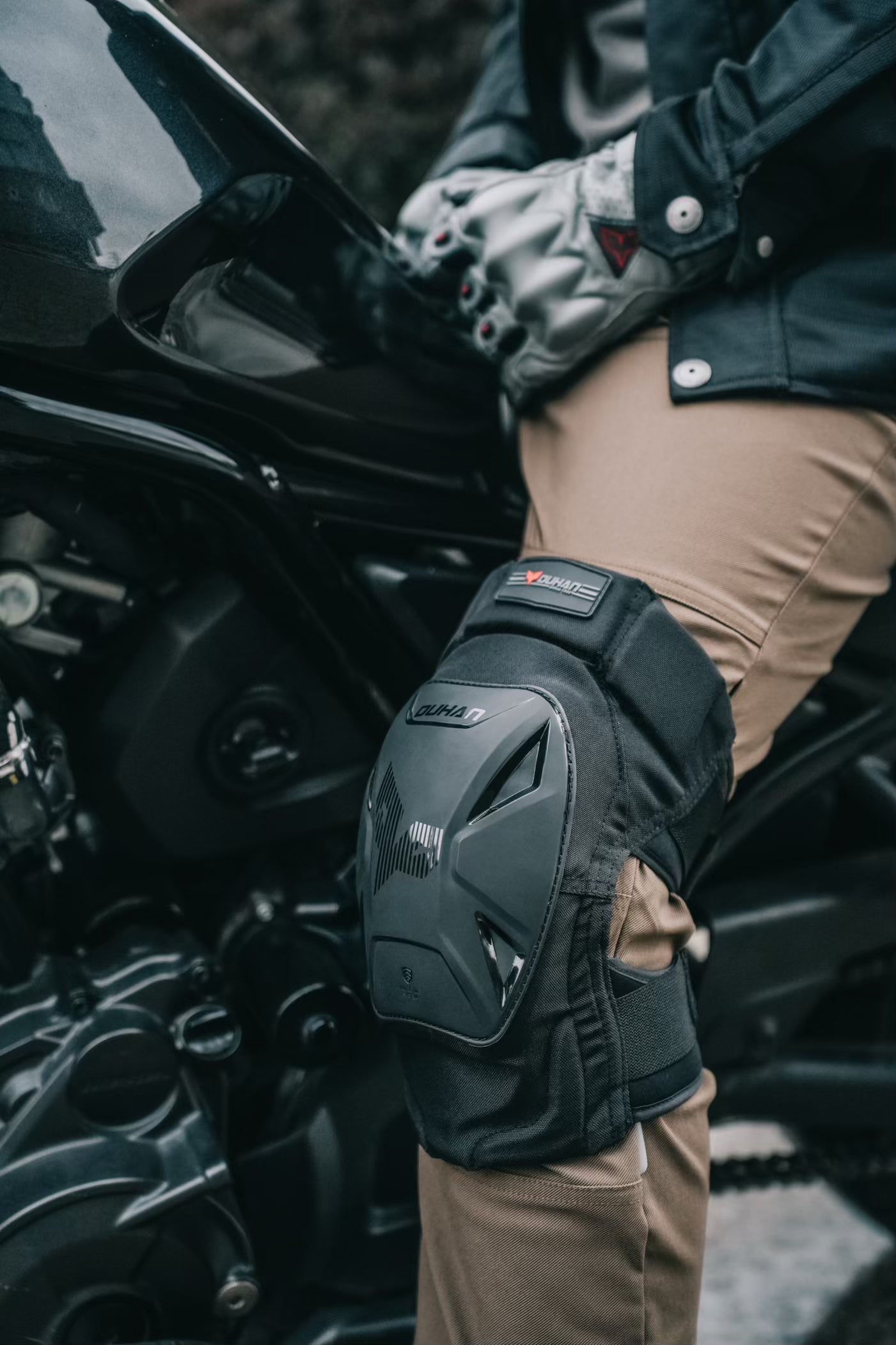DH-733.  Four-season short knee pads