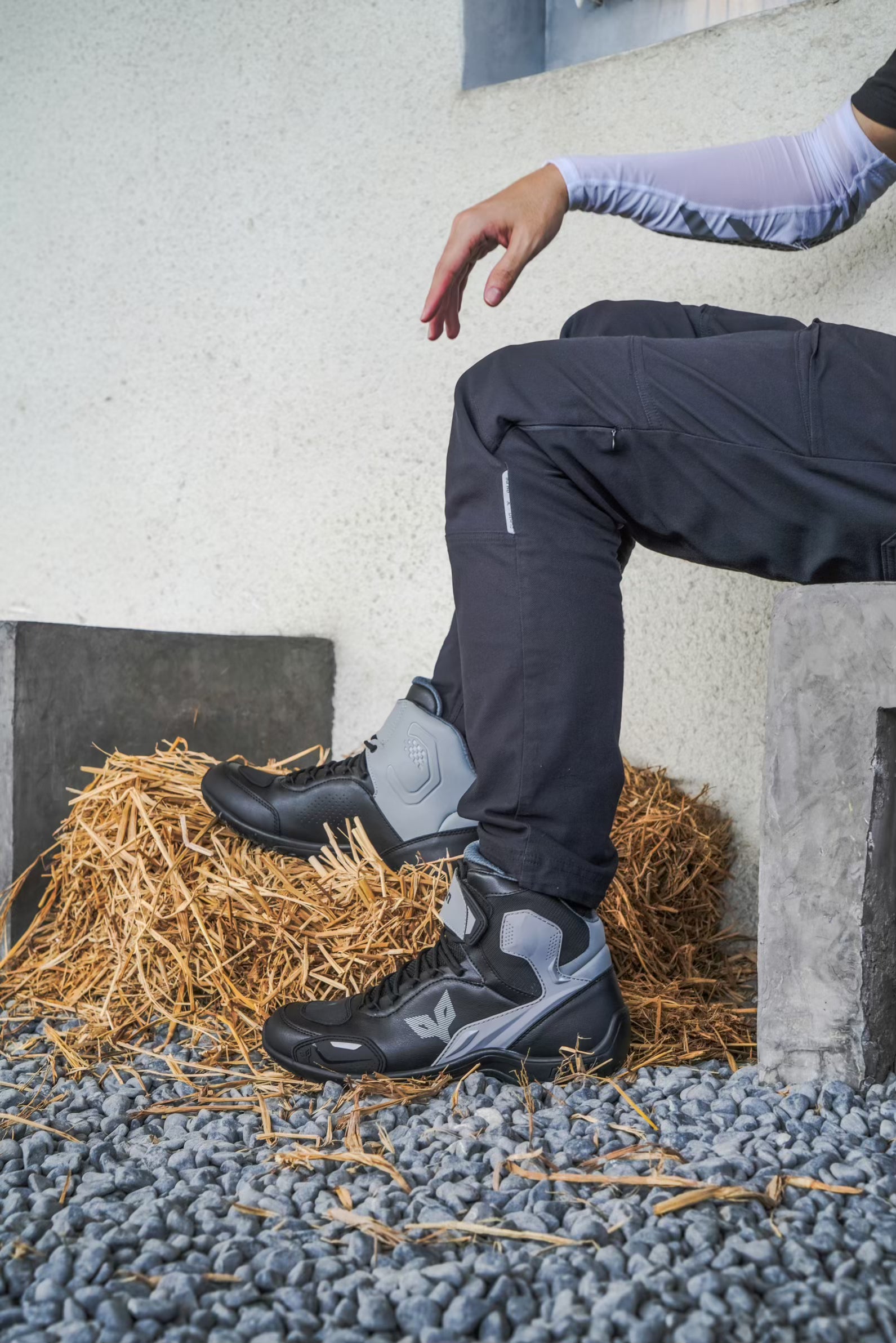 DX-23701.  Four-season cycling boots